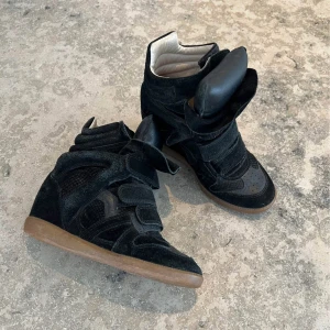 Isabel Marant skor - Säljer ett par svarta sneakers från Isabel Marant🩷 36 men passar 37. Vill helst möts upp i Stockholm, men det funkar också att köpa via köp nu🌷