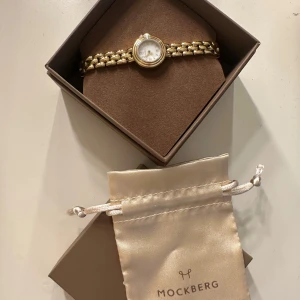 Mockberg klocka - Helt ny super snygg klocka från mockberg. Klockan var sönder då klockan kom,  en av visarna sitter inte fast. Är fortfarande väldigt snygg som accessoar och armband💕