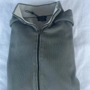 Grön/Grå cardigan från Massimo Dutti - Snygg cardigan från Massimo Dutti! Storlek M passar den runt 180cm. Pris 299kr