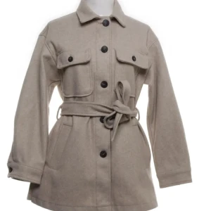 Beige kappa från Zara - Beige kappa med knappar från Zara i strlk S.