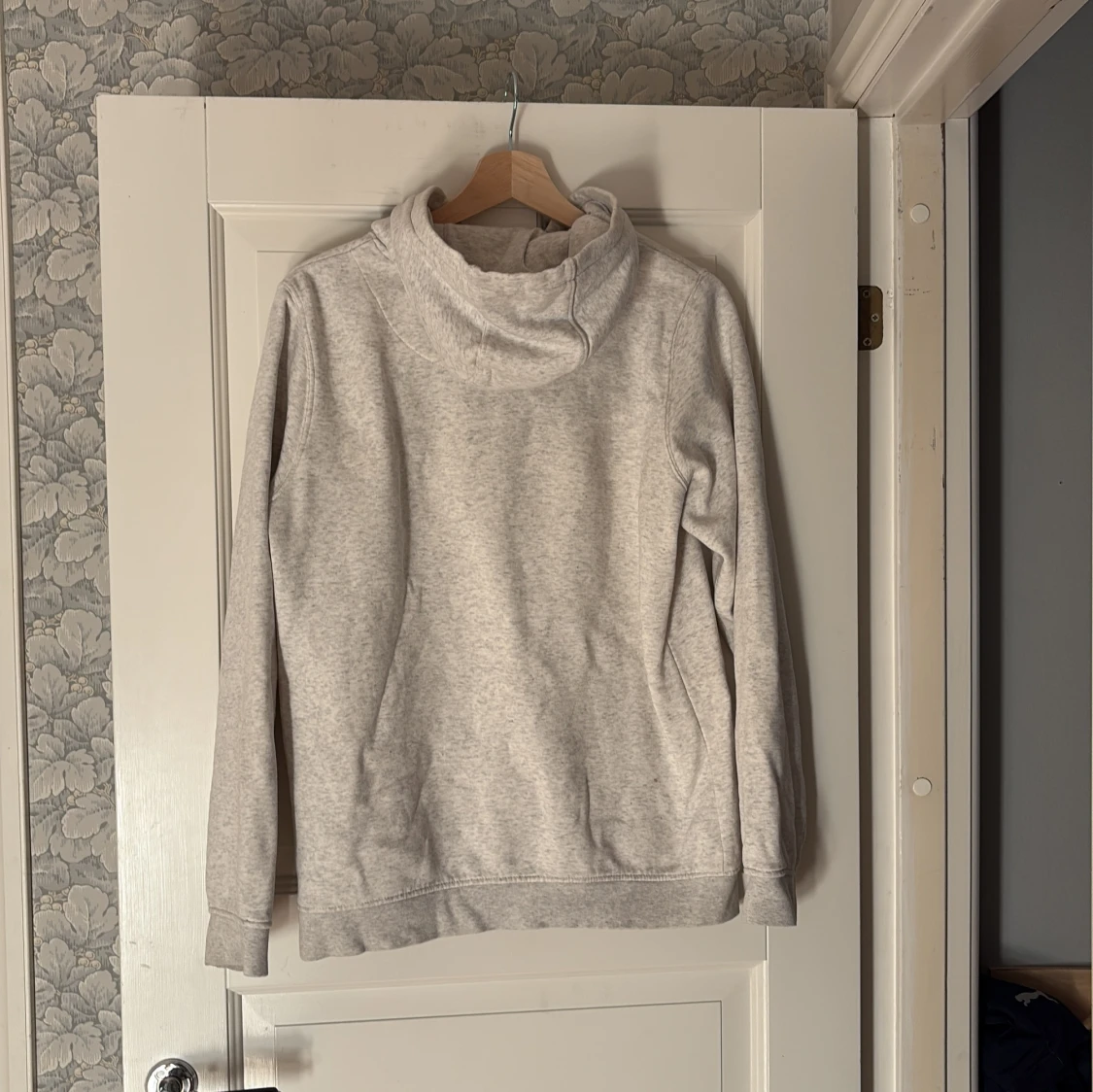 Ljusgrå hoodie från Lyle & Scott - 1