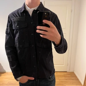 These Glory Days Overshirt mörkblå  - Säljer denna sjukt snygga Overshirten från These Glory Days⭐️ Färgen är mörkblå och storleken är S✅ Overshirten har inga defekter och skicket är utomordentligt🙌🤝 Sjukt najs passform och passar perfekt till hösten🍁🙌 Tveka inte på att höra av er dig vid minsta fråga eller fundering😊