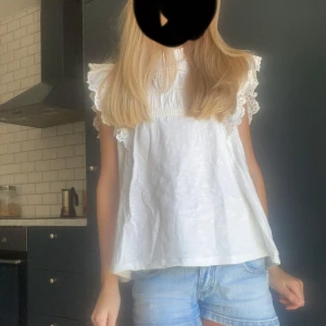 Vit blus med spets från Holly & Whyte - Supersött topp ifrån Lindex . Den är väldigt liten i storleken men är stretchig i materialet så jag som brukar ha xs kan ha den men om man har storlek m kommer den också passa!💕