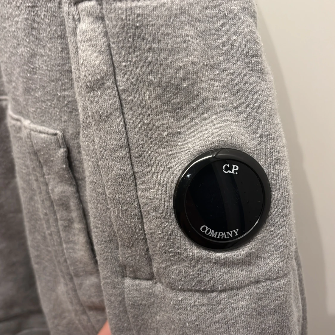 Grå hoodie från C.P. Company - 1