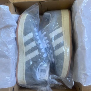 Adidas campus 00s  - Säljer ett par gråa adidas campus 00s, storlek 40 2/3 , helt nya, det kommer med gråa sko snören! Säljer dem för 1200kr + frakt! 