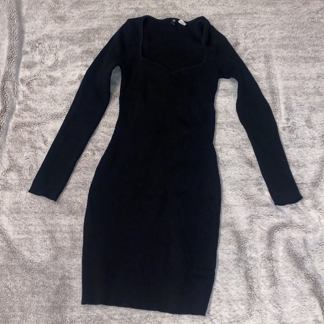 Svart ribbad klänning från H&M