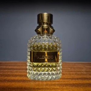 Valentino EDT 50ml - Lyxig parfym från Valentino. Perfekt för dig som gillar exklusiva dofter och snygg design perfekt för fina tillfällen. Förpackning ingår.     Nytt pris: 1000kr Mitt pris 449kr                       Kontakta mig gärna vid frågor.
