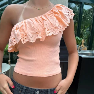 peach orange volang tröja🧡🍑 - En super fin peach orange volang tröja från Zara🧡 tröjan är i storlek 164 men passar även xs💕perfekt till sommaren och passar till alla outfits❣️