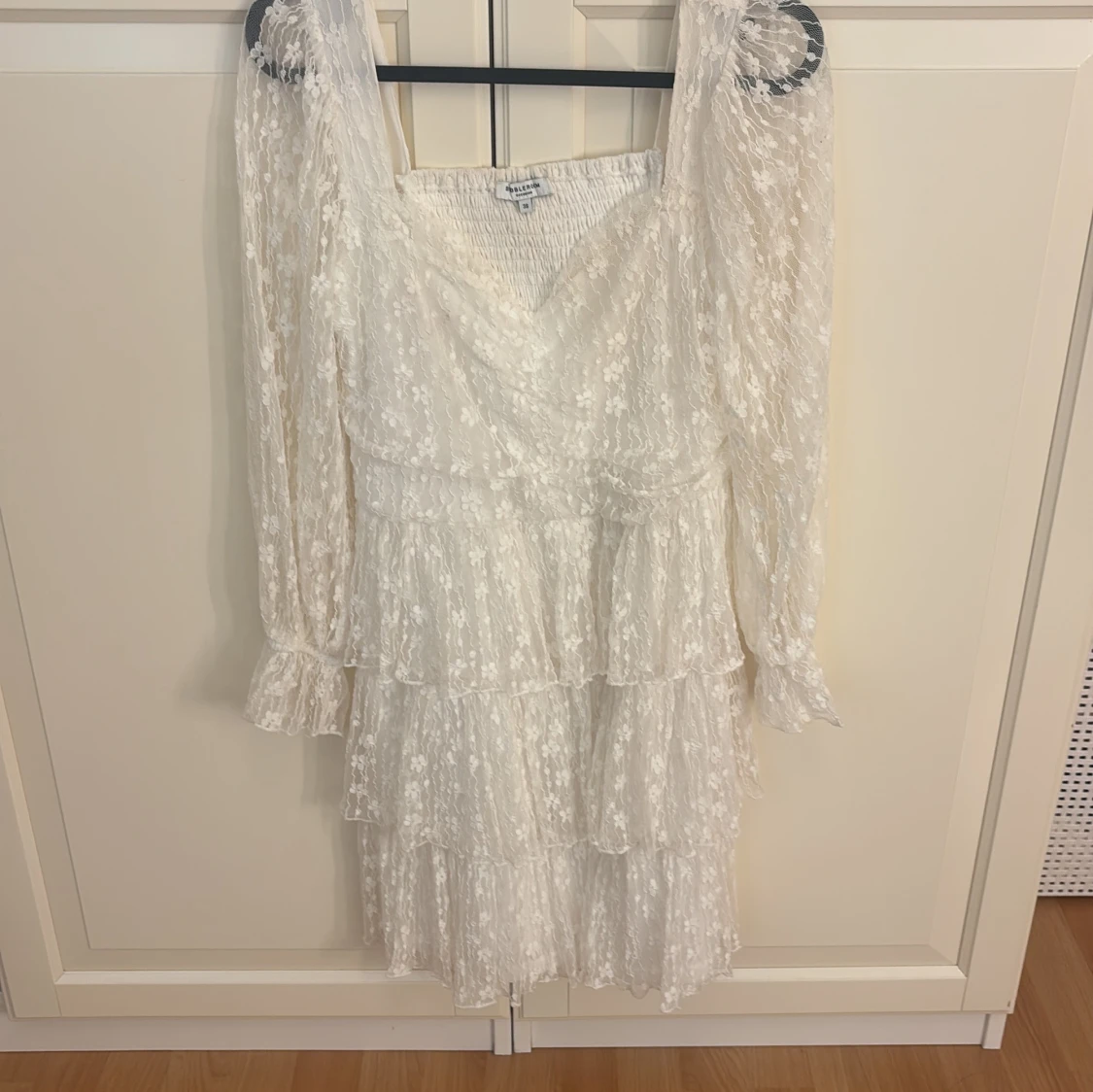 Vit spetsklänning med volanger från bubbleroom