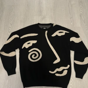 Svart heavy sweat med tryck  - Svart stickad tröja från sweet skbts. Fortfarande i mycket bra skick. Lite mer åt baggy-hållet, men väldigt bra passform