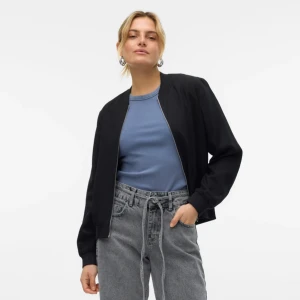 Svart bomberjacka  - Svart bomberjacka från Vero moda med klassisk rund halsringning och silverfärgad dragkedja framtill. Jackan har ribbade muddar vid ärmslut och nederkant samt två sidofickor. Enkel och stilren design som passar till det mesta. Den är helt perfekt nu till hösten😍
