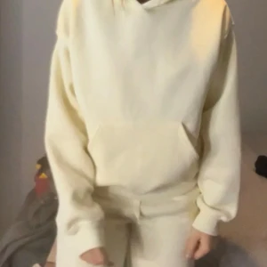 Mjukis set - Ljus gult mjukis set, med byxorna och hoodien storlek xs💛