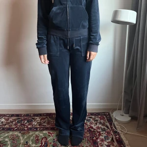 Juicy Couture mörkblått set - Säljer nu detta snygga mörkblåa Juicy Couture set! Byxorna är i storlek M och tröjan är i storlek L. Setet passar mig utmärkt som vanligtvis är en storlek S, men för att inte tröjan ska vara så kort tog jag den i storlek L. Hela settet är köpt för 1 år sedan för 2500 kr totalt. Jag säljer det nu för 999 kr totalt!💗