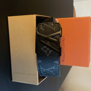  Lv belt - Svart Lv belt storlek 110cm,  box, kvitto, certifikat kort, hål görare, plast skydd till bältet, hålgörare 