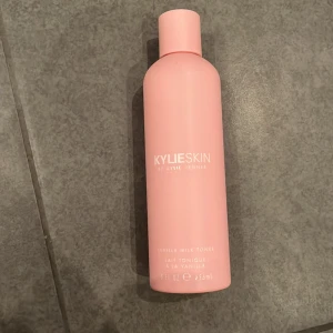 Kylie Skin Vanilla Milk Toner - Säljer en Kylie Skin Vanilla Milk Toner i en snygg ljusrosa flaska på 235 ml. Tonern har en mjuk vaniljdoft och är perfekt för att fräscha upp huden efter rengöring. Helt oanvänd och nypris är 260.