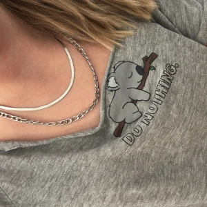 Dubbel silver halsband - Snyggt halsband med två kedjor i silver! Tror halsbandet är ifrån Ur&penn. Använder aldrig. OBS, katt finns i hemmet!