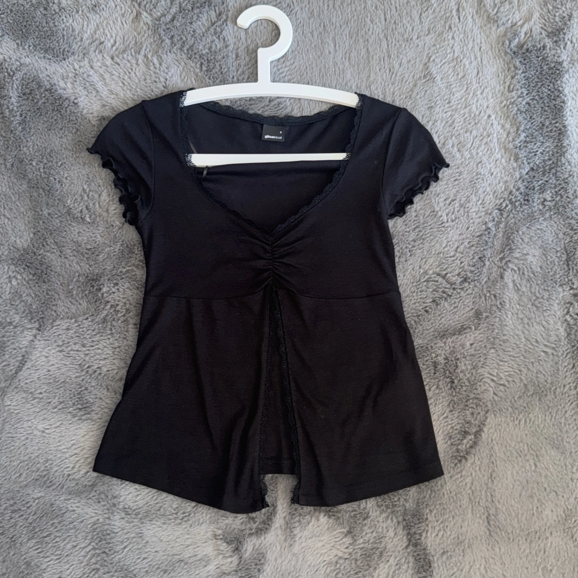 Svart omlottopp från Gina Tricot