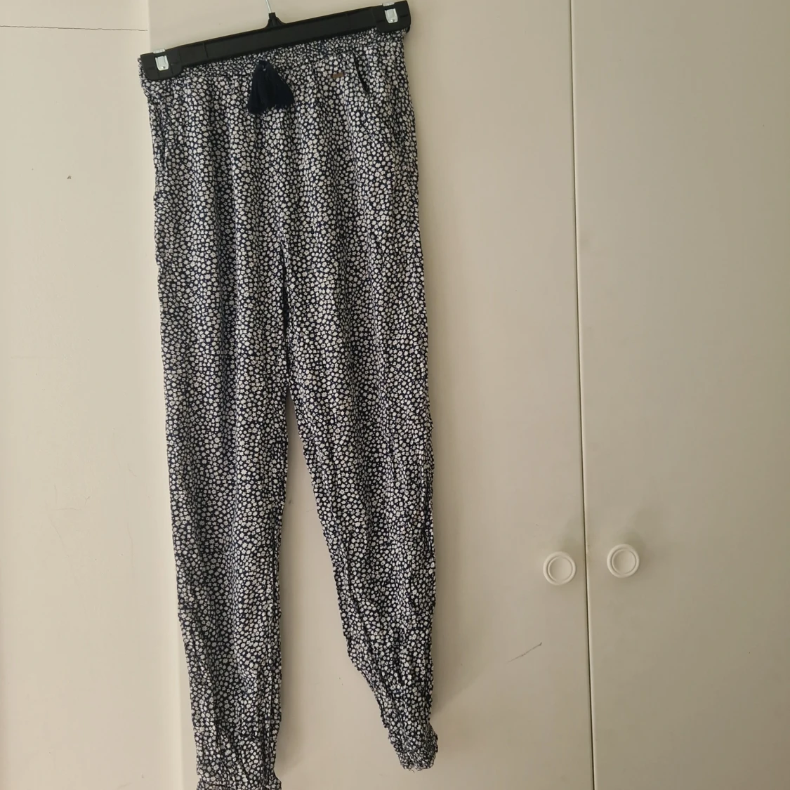 Blåa blommiga byxor 