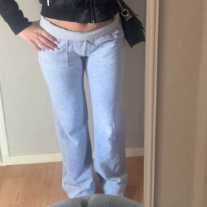 Juicy Byxor - Säljer mina juicy byxor i modellen Del Ray Pocketed i färgen Silver Marl i storlek S då dom har blivit för stora för mig. Använd få gånger, så dom är som nya! Köpt på Boozt för 1200kr