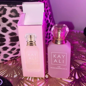 Kayali Yum Boujee Marshmallow parfym - Knappt använd, se bild nmr 2💓 Luktar vanilj och godis! Köpte för 389kr på sephora. Kommer i orginalförpackningen🙌🏼