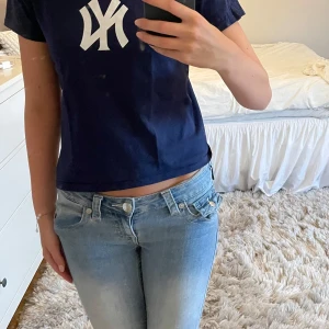 Mörkblå babytee❣️❣️ - Snygg mörkblå t-shirt  med vitt NY tryck på framsidan, i storlek 7-8 motsvarande till XXS eller XS❣️