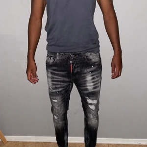 Dsq2 jeansen strl 48  - Storlek 48 på jeansen. Är 1.75cm. Normal i passformen. Helt nya. Fin replika med grym kvalitet. Säljer dem för 1200kr 