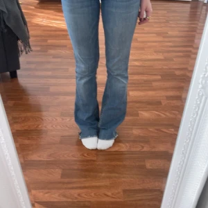 Blå jeans Zara  - Blåa jeans från Zara. Storlek 34 