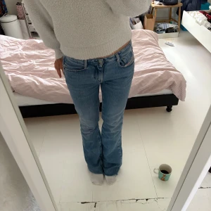Blå bootcut jeans från Diesel W26 - Säljer ett par klassiska blå jeans från Diesel i modellen bootcut. Jeansen har en låg midja, raka ben med utsvängning. Snygga detaljer med fem fickor och tydlig Diesel-logga bak i midjan. Fint skick men avklippta i benen. Passar mig som är 159 cm längdmässigt, och kan gärna skicka mått om man vill! Midjan är ca. 36 cm. Säljer eftersom dom är lite små över låren för mig :( Nypris runt 1200