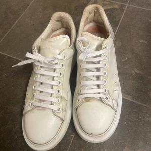Alexander McQueen  - Alexander McQueen sneakers. Väl använda, bytt skosnören inför att sälja då de gamla var mycket smutsiga 