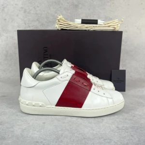 Valentino open sneaker - – Condition: 8,5/10  – Color: White and red  – What is included: Dustbag  – Retail price: 7280