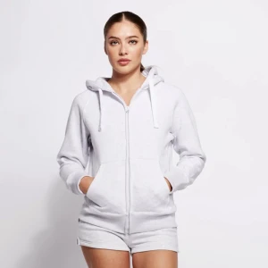 Russemerch hoodie - Ljusgrå hoodie med hel dragkedja framtill, huva med snörning och två stora fickor. Tröjan har en relaxed passform och är tillverkad i mjuk bomullsmix som är perfekt för chill dagar. Långa ärmar och ribbade muddar ger extra komfort.