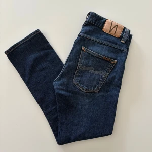 Nudie Jeans Grim Tim Dry Deep Selvage - Säljer ett par Nudie Jeans Grim Tim i en mycket eftertraktad färg Dry Deep Selvage! Storleken är 30/30! Pris kan diskuteras vid snabb affär. Vid frågor eller funderingar så tveka inte på att kontakta🙌⭐️
