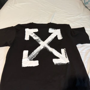 Svart Off-White t-shirt med tryck helt ny - Säljer min helt nya tshirt eftersom den inte passade mig. Otroligt bra material på den , inte tunn utan lite tjockt. Passar dig som bär storlek L. Pris kan diskuteras vid en snabb affär.