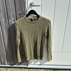 Olivgrön stickad tröja Morris -  Olivgrön kabelstickad tröja från Morris | Storlek S | grymt skick | pris kan diskuteras vid snabb affär | ställ gärna frågor! 