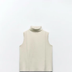 Zara set  - Säljer ett super fint set från zara i super bra skick, endast använt 3 gånger 🤍Beiga byxor i mjukt material & en matchande beige tröja till. Perfekta för en mysig men samtidigt stilren look till skolan exemplevis! Byxorna är köpta för 299kr & tröjan för 229kr säljer hela setet för 150kr! 💕🩷💓