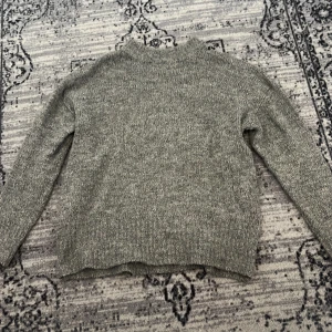 Grå stickad tröja  XS - Säljer en grå stickad tröja från 157 i storlek XS. Tröjan har en enkel och klassisk design med rund hals och långa ärmar. 