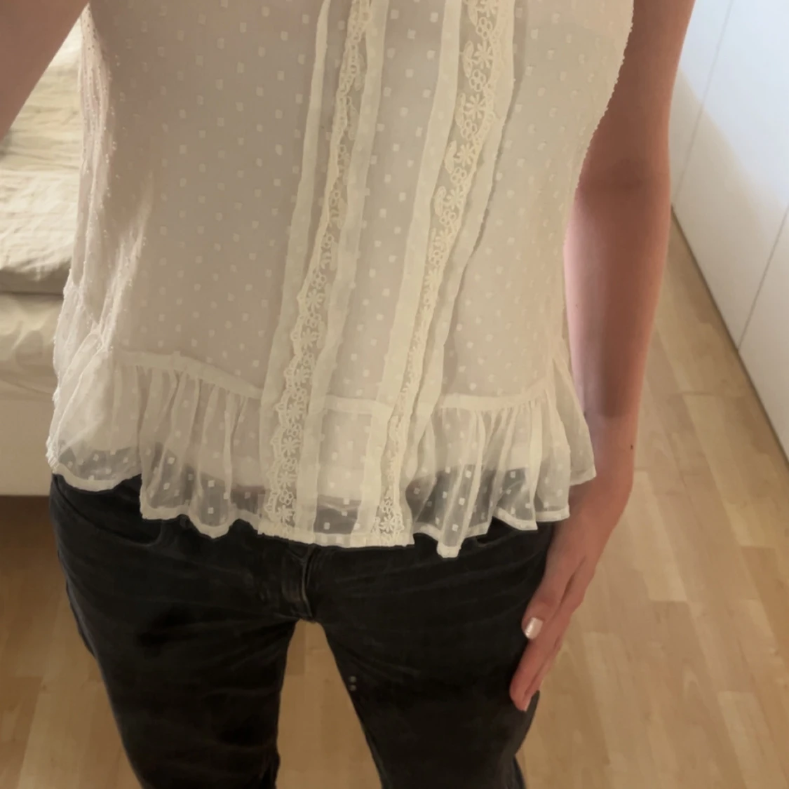 Vit blus med spets och volang - 3