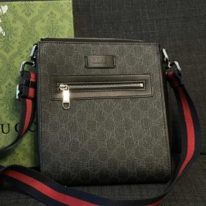 GG Messenger bag  - En helt ny väska som aldrig är använd, därför är skicket 10/10. Väskans längd är justerbar. Box följer med när man köper men boxen är lite skadad. Självklart går priset att diskuteras och om du har några frågor eller om du vill ha bild på något mer så är det bara att skriva.