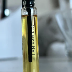 I Am Vanilla parfymprov - Tänk dig en nybakad jordgubbstårta med massa vaniljkräm - där har du doften av I Am Vanilla!  En vaniljdoft med bäriga inslag av jordgubbe samt len sötma från både vanilj och brunt socker. Detta är doften för den somriga vaniljälskaren som vill ha en doft som är mjuk och söt utan att bli sliskig. Oanvänd 