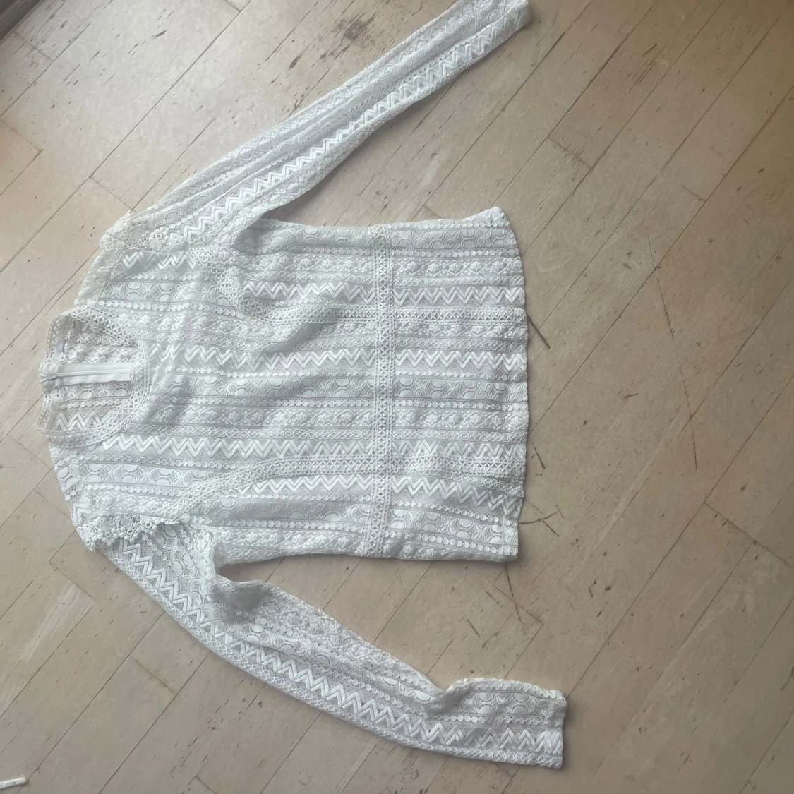 Vit spetsblus med zigzag-mönster