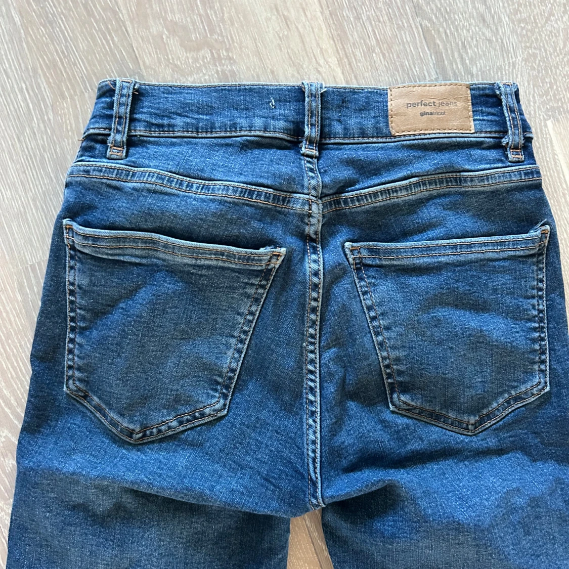 Blå bootcut jeans från Gina Tricot - 1