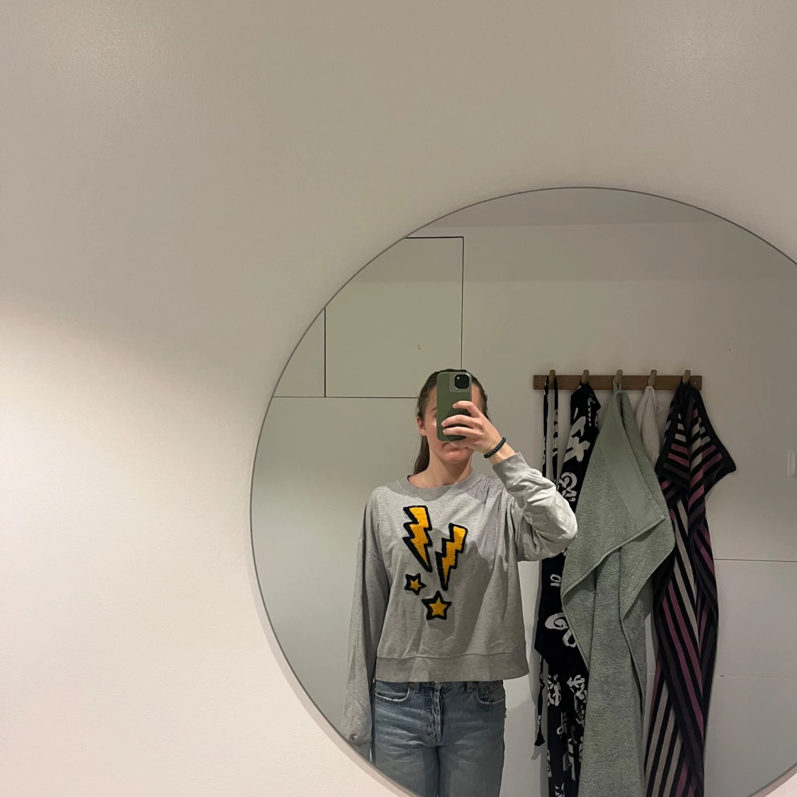 Grå sweatshirt med tryck