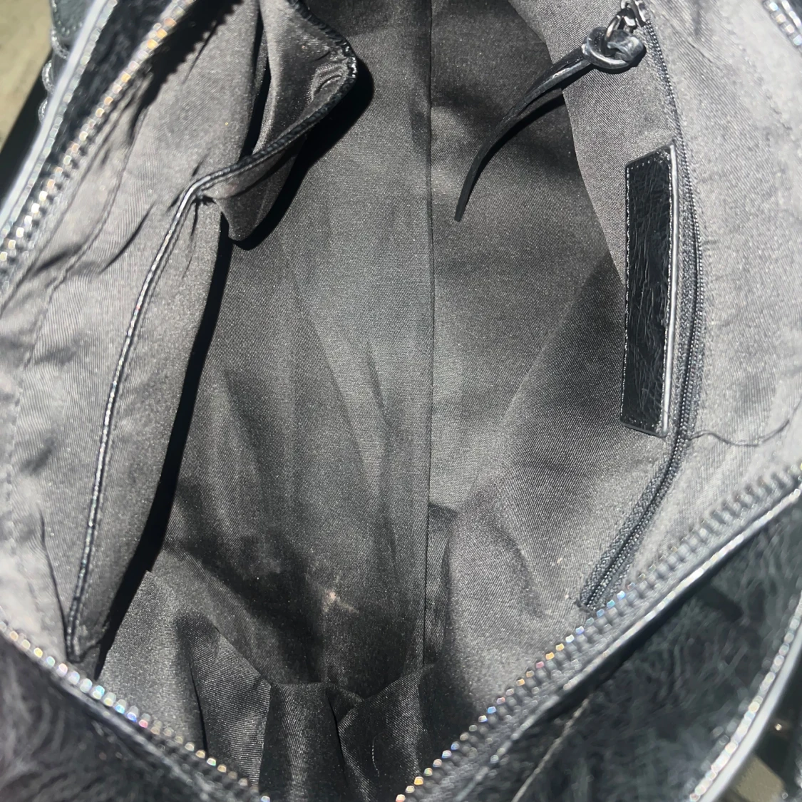 Väska med dragkedja och nitar - 93