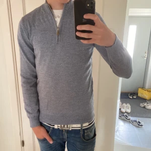 Stenströms half zip - Tja, säljer denna riktigt snygga half zipen | Märke: Stenströms | Storlek: S | Material: 100% merino ull | Skick: 9/10 | Skriv till mig för frågor |