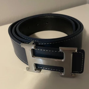 H bälte - Tja! Säljer detta helt nya bälte som är 115cm långt, man kan ha blå eller svart. Kan gå ner vid snabb affär! 