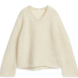 Stickad tröja  Arket - Mysig beige stickad tröja i oversized passform från Arket. 60% ull och 40% mohair knappt använd. Storlek är xs men passar upp till M
