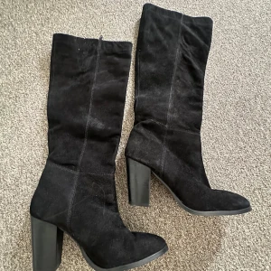 Svarta boots  - Svarta boots med klack. Superfina och passar till det mesta. Köpta på Sellpy men de passade tyvärr inte. Dom är i storlek 39 men skulle säga att de är små i storleken. Dom är från H&M. Superfint skick, skriv vid frågor eller funderingar!🥰