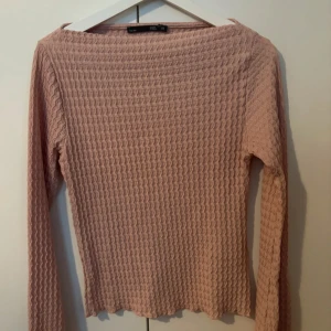 Rosa långärmad topp  - Säljer en ljusrosa långärmad topp från lager 157 i storlek XS. Tröjan har ett vågigt, ribbat mönster över hela och är figurnära med stretchigt material. Perfekt att styla med jeans eller kjol för en chill look. Aldrig använd💕