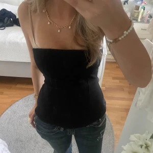 Svart tubtopp  - Snygg svart tajt  tubtopp som är utsvängd längst ner,köpt från zara och endast använd en gång ☺️☺️💗