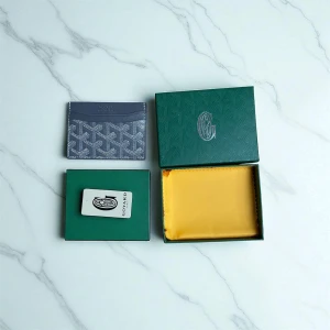 Grå Goy4ard cardholder - Säljer en stilren grå plånbok med ikoniskt rutig mönster. Plånboken är tunn och smidig, perfekt för kort och sedlar. Kommer med original grön ask och gul putsduk. Snygg accessoar för dig som gillar exklusiva detaljer.